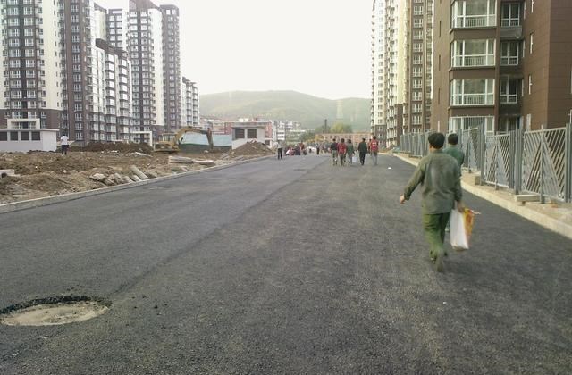 流拍|想卖房子的人注意，若居住房子身边出现这3种情况，先别忙着转手