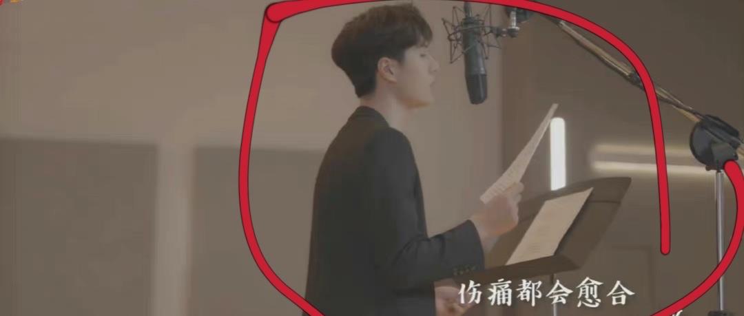 花絮|王一博《替你诉说》花絮来了:录音棚里穿西装,全程素颜无惧拍摄