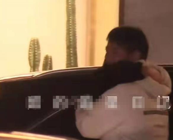 芦苇荡|过度热情？张天爱与男领导聚餐被拍，帮开车门，还主动拥抱引热议