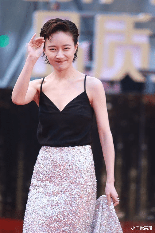 短发|谁说留短发就像“女汉子”，焦俊艳短发造型就很温柔，女人味显著