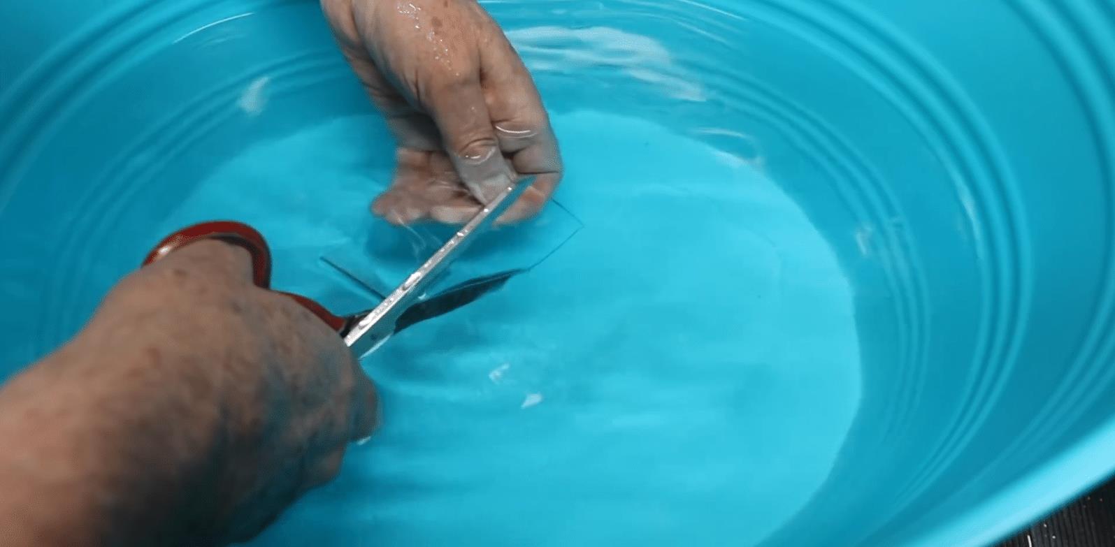 迷魂|神奇的科学现象：把玻璃放在水中，就可以用剪刀随意的裁剪！