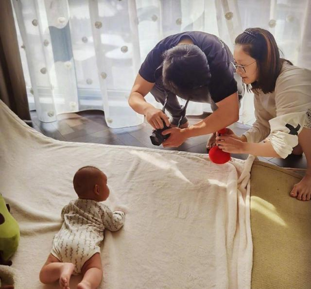 郑恺|郑恺夫妇给女儿拍百天照走红了，网友：这才是最高级别的“炫娃”