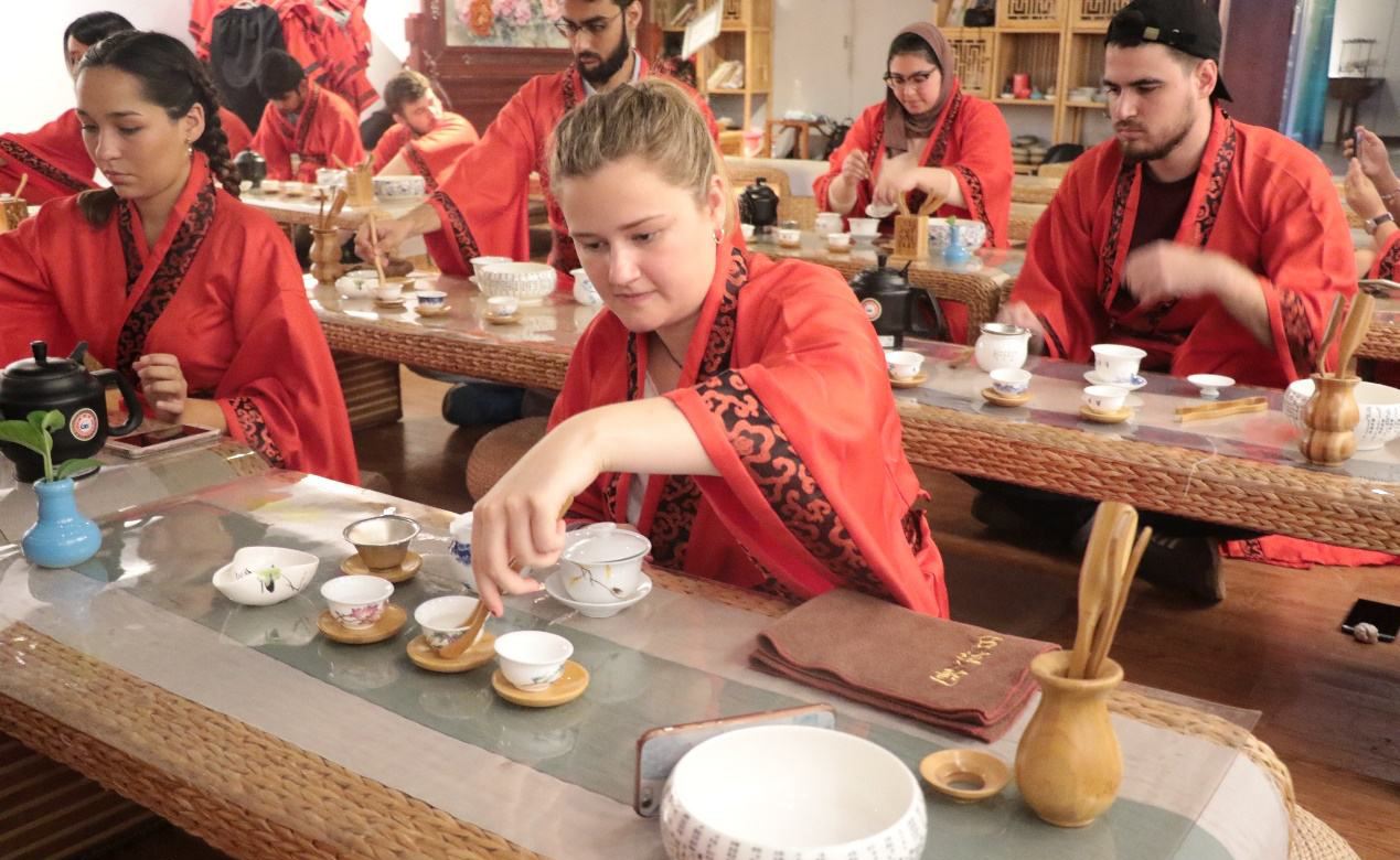 高考|北大教授增加语文必背古诗文，不想反遭同行嘲讽：你上你能背完？
