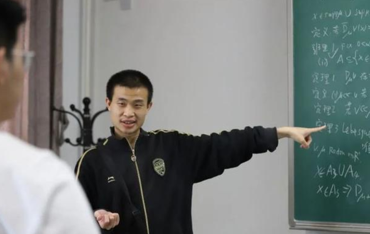 北大“韦神”月薪1万,被讽刺无房无车,真实情况打脸众人