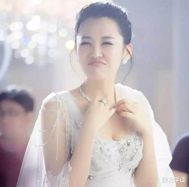 许晴 瘦身后的胖丫晒照模仿许晴,自夸一模一样,网友评论“一边倒”