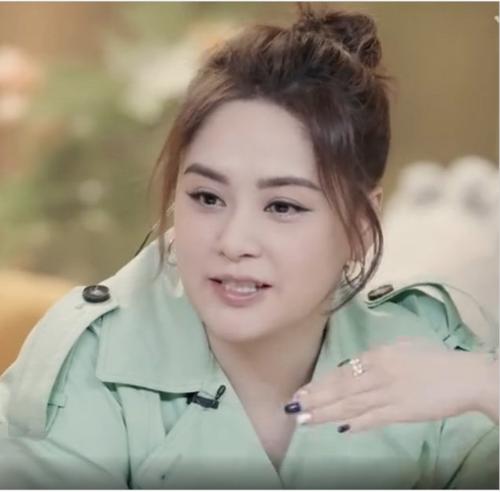 iu|颜值崩了！阿娇现身录影变化大认不出，五大三粗身材臃肿变大妈