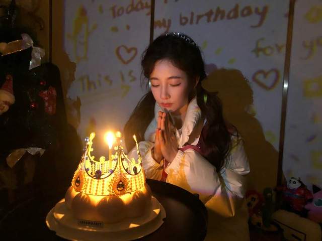 冯提莫|冯提莫发生日写真太优雅，粉丝集体炸锅，这是谁家的公主？