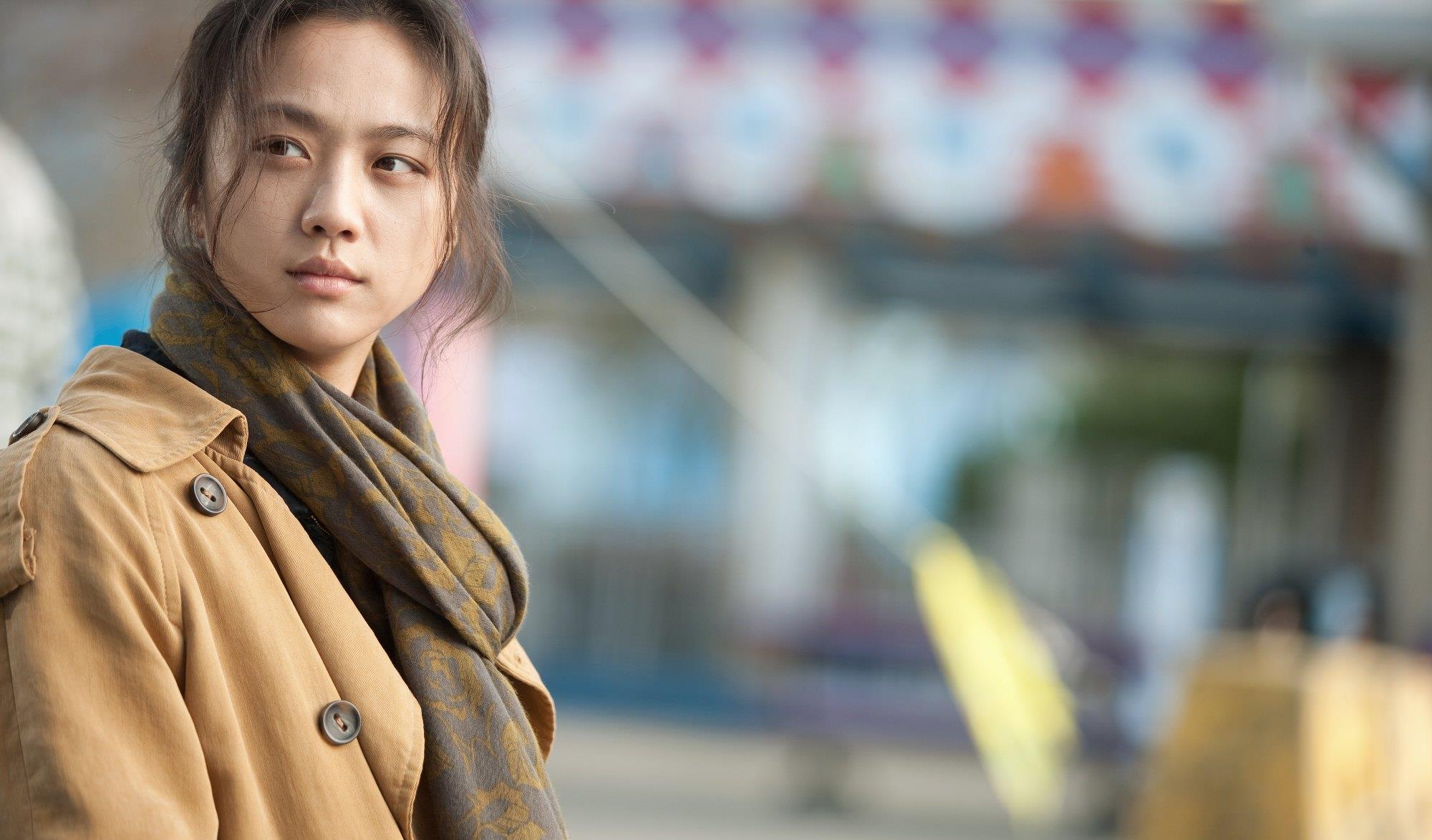 木木尔小倩|拜托别再让她穿古装了！穿上风衣的她才是真正的“清水芙蓉”