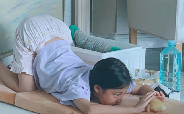 时尚风行派|甜馨打扮越来越潮流!扎脏辫比女rap还要帅气,肤色黝黑得像爸爸