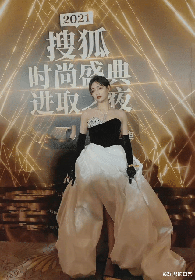 生图|时尚盛典女星生图：baby清冷，蔡少芬笑出法令纹，娄艺潇发福明显