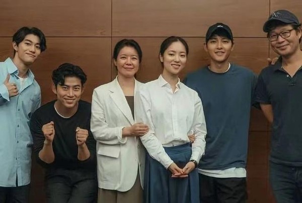 宋仲基|宋仲基离婚后颜值终于回春！穿黑西装贵气挡不住，晒黑后更man了