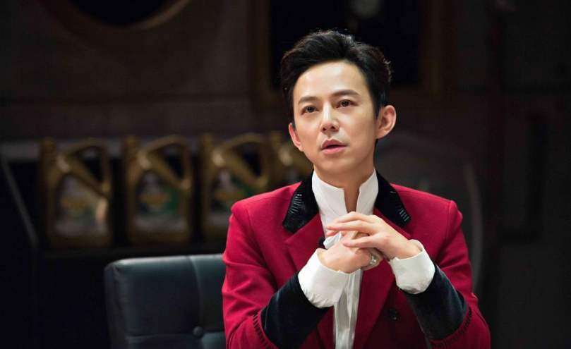 何炅|何炅深夜与男子十指紧扣出行，上演摸脸杀十分宠溺，同回酒店毫不避讳