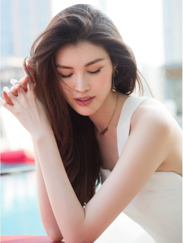 灵熙说珠宝 何穗11套礼服，尽显霸气模特气质，优雅中略带性感