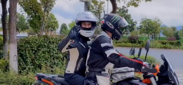 何超莲|何超莲给网友看余额，当着妈妈的面大方谈窦骁，好事将近了