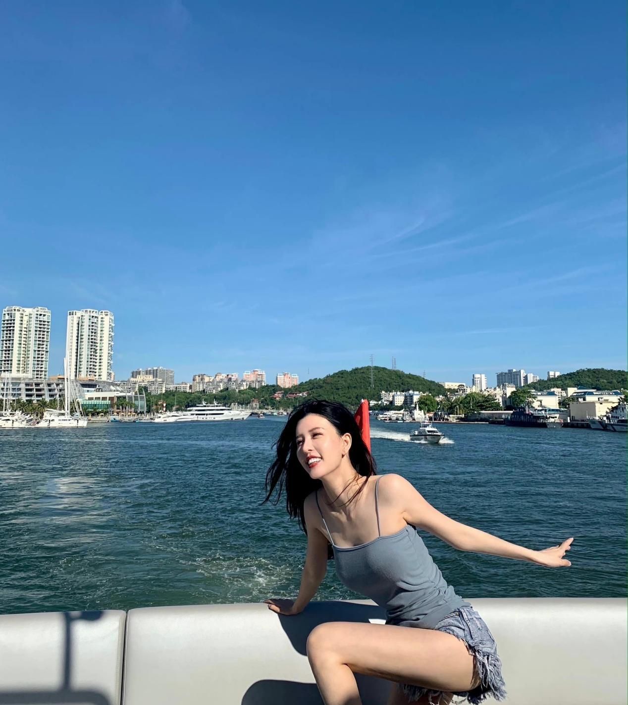 |By2姐姐孙涵气质佳，随便穿也很美，虽被妹妹拖累缺依旧低调努力