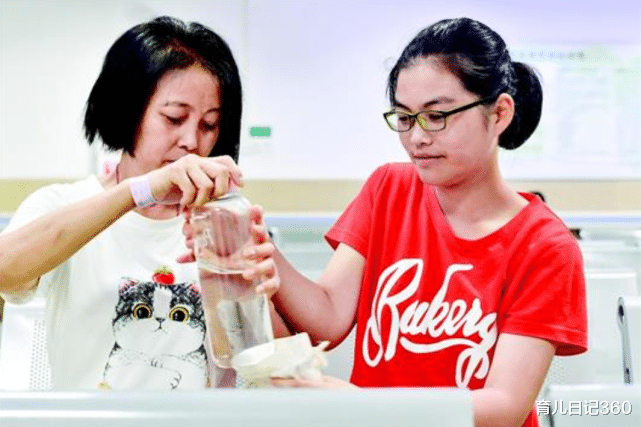 育儿日记360|女孩首次来“大姨妈”，母亲要告诉她3件事，会让女儿受益一生