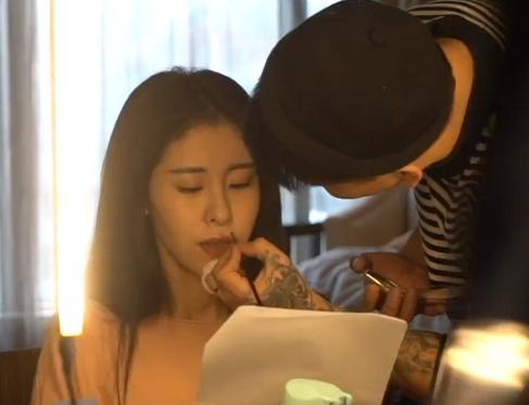 张碧晨|张碧晨早起化妆，身后床上的痕迹让人感叹单亲妈妈不易