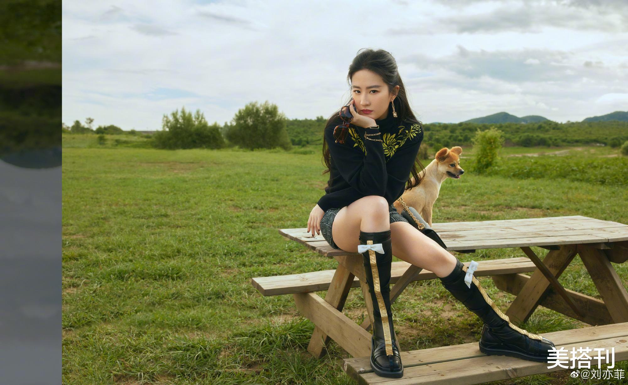 刘亦菲|刘亦菲晒假期美照，每一张都是高级大片，网友：衣品不行但人好看