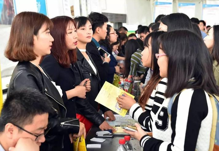 大学生|多地乡镇公务员扩招，专科生也有机会上岸，报考条件相对宽松