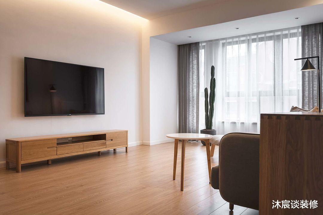 |她在沙发后面“掏洞”造窗,完工后发现太明智了,全屋温暖又自然