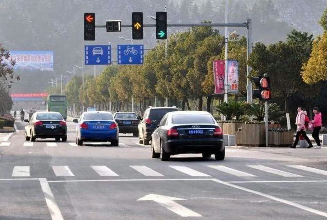老司机|为啥有些司机等红灯时一直踩刹车？内行人：这样的基本都是老司机