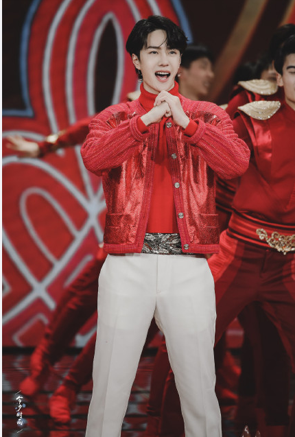 易烊千玺|易烊千玺春晚又戴假发？颜值回春成小鲜肉，原来是造型的问题