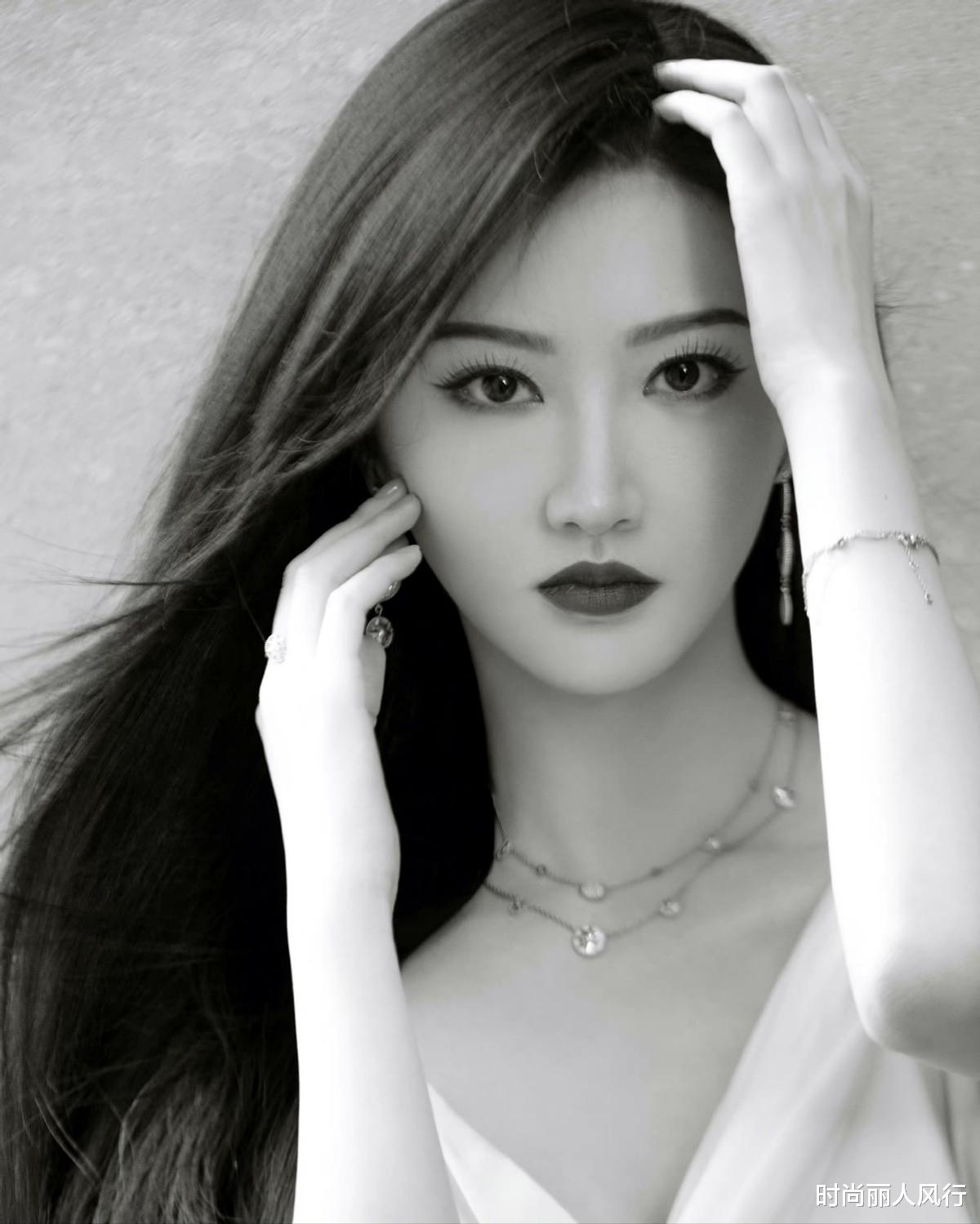 时尚丽人风行 景甜高调现身Dior活动！穿一身白裙变绝美希腊女神，Dior审美太稳定