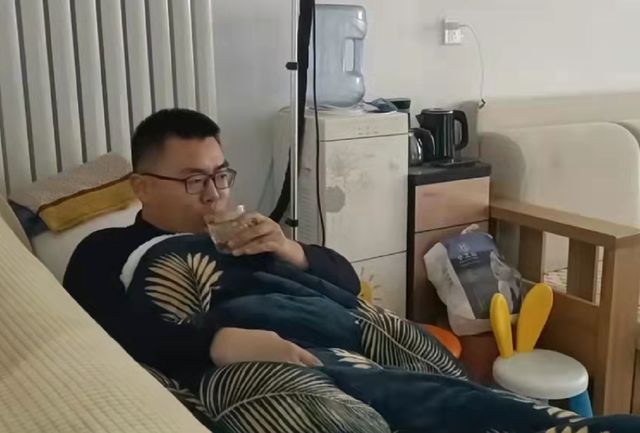 葛优躺|姚威在沙发上葛优躺，田静负责送孩子上学，网友：两个人各司其职