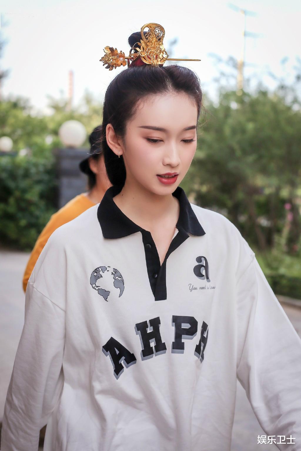 腾格尔|《吉星高照》大同杀青，翟潇闻张凌赫合影留念，谢怜比花城矮太多仪态拉胯