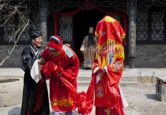 古人智慧|才女招亲出上联：“青天白日，进退两难”，才子的回复，令人害羞