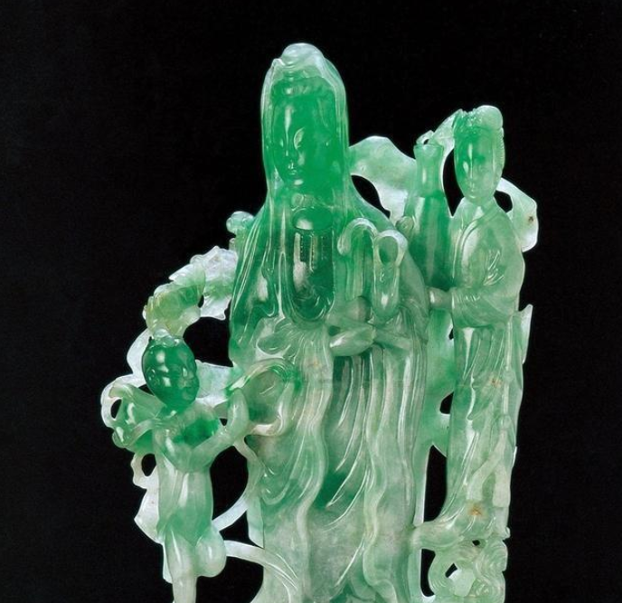 翡翠手镯|估价两千万的翡翠手镯，商家却多标了五百万，行业里水太深了！