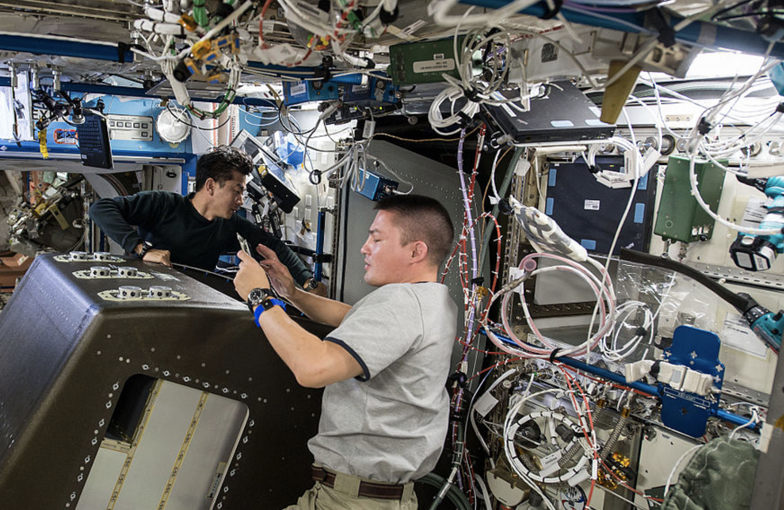 美国 有人敢在太空抽烟？美国不同意国际空间站的退役，估计是愁的