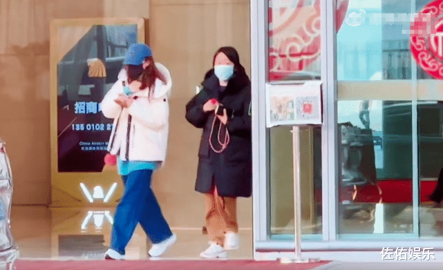 吴奇隆|与吴奇隆难舍难分？刘诗诗走路玩手机差点上错车，模样可爱又迷人