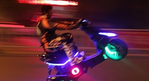 女孩 广西一鬼火少女酒后飙车撞翻红绿灯，车速140码，共饮13瓶啤酒