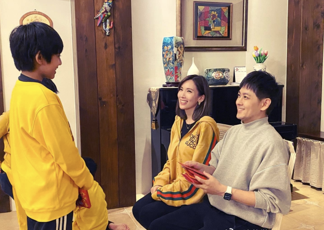 林志颖|林志颖携妻儿到妈妈家过年，婆媳温馨合影，Kimi带头玩棉花糖