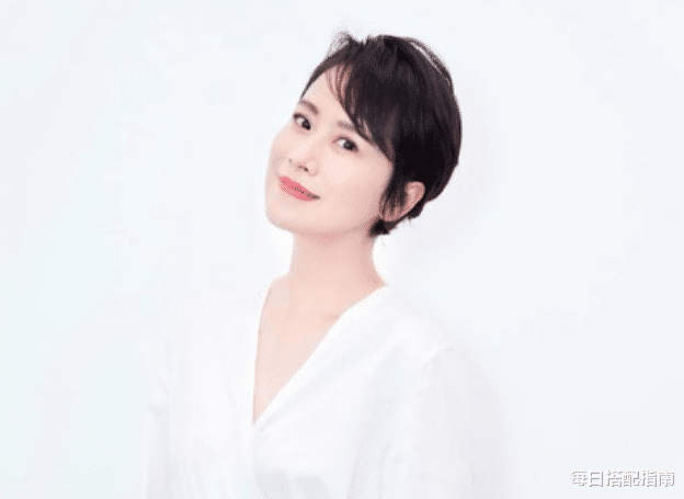 发型 女人过了40岁建议少留卷发，多尝试这几款短直发，好打理还显年轻