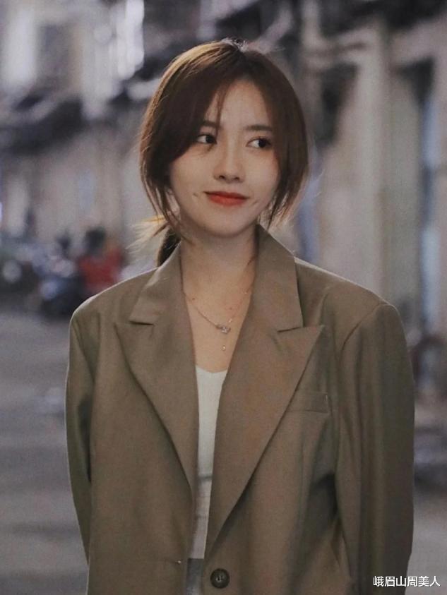 发型|?女人过了50岁尽量少烫“大妈卷”，试试这5种发型，时髦显气质