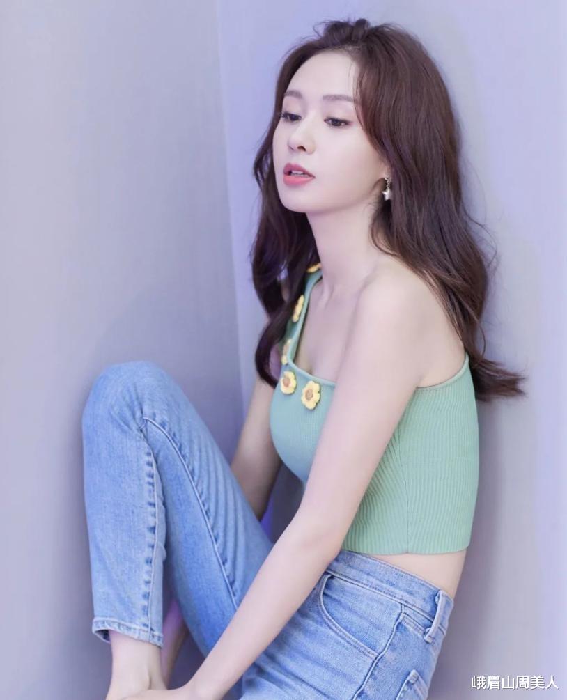 峨眉山周美人|夏天就要露肩!今夏跟女团学穿“斜肩单品”,性感又时髦