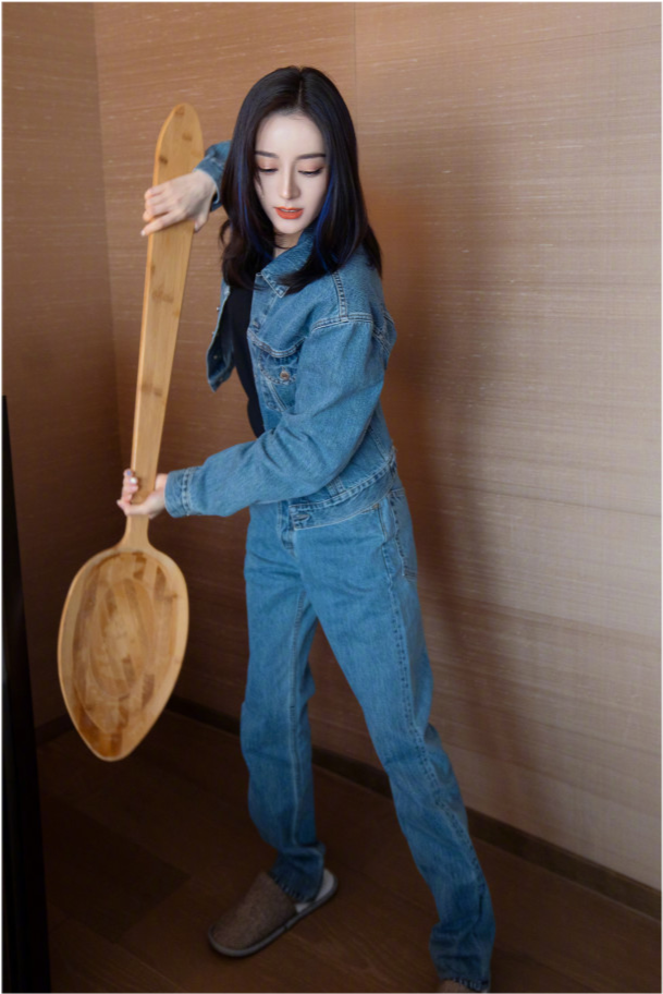 孙允珠|迪丽热巴新造型太飒气!穿牛仔套装霸气又不失高调范,笑起来却超甜