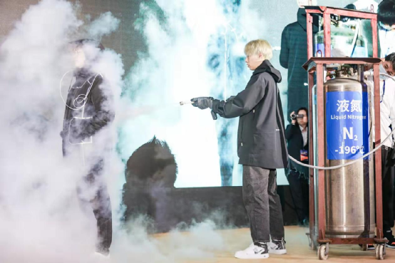 纺织服装时尚内参 中国人请给国货一个机会！看白小T用科技重新定义服装