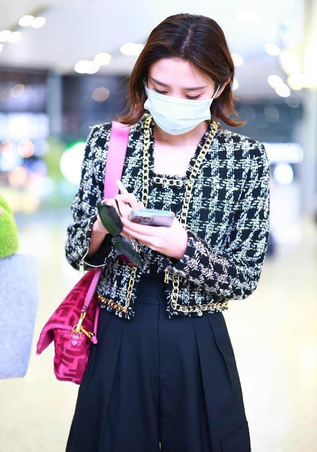 凡小屋 唐艺昕小香风外套配哈伦裤潮流耐看，还不经意间秀了一把小蛮腰