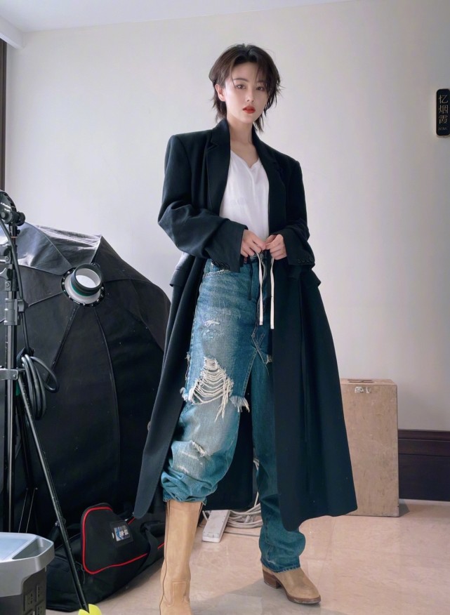 张馨予|张馨予晒剧组餐，两荤一素，外加一碗蓝莓，没有任何主食