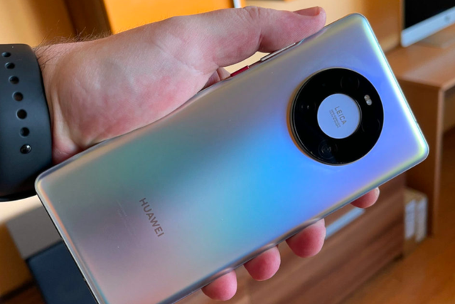 奶爸育儿宝库|买华为Mate40Pro还是等苹果iPhone13?手机店老板说到心坎上