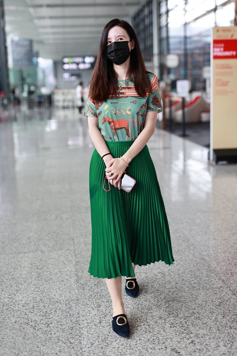 大表姐的时尚圈|张萌气质果然好,碎花裙+凉鞋穿出“贵妇风”,40岁还是衣架子