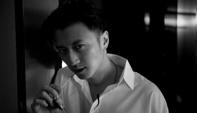 小陈有说 谢霆锋悬空呼啦圈火了,段星星也在挑战,医生却提醒大家谨慎模仿