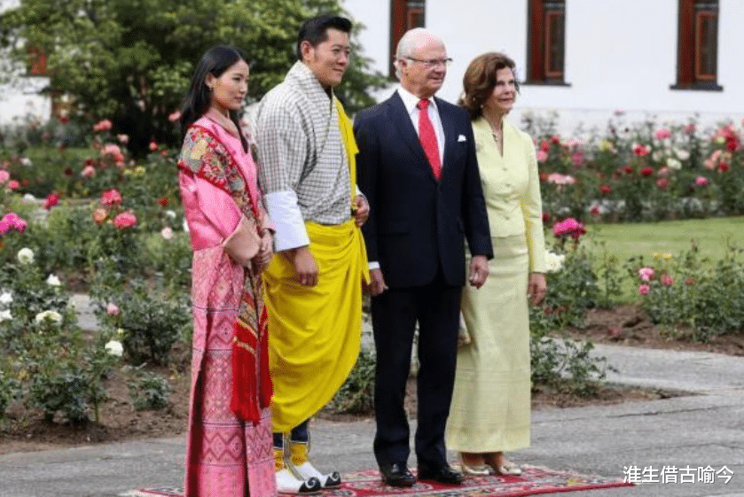 21歲不丹王後出訪日本：粉嫩和服讓國王心醉，穿正黃色贏瞭紀子妃-圖8