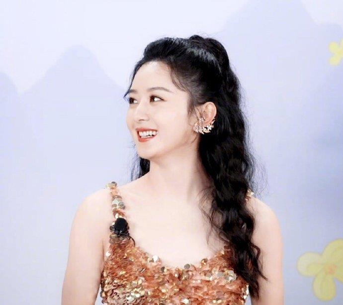 美搭刊报|赵丽颖每一次都能美出新高度!鎏金裙配大波浪马尾,变高贵大小姐