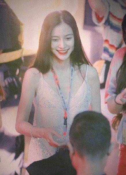 小海绵|Baby带儿子游三亚，小海绵闹脾气惹妈妈批评，同行富婆闺蜜身份曝光