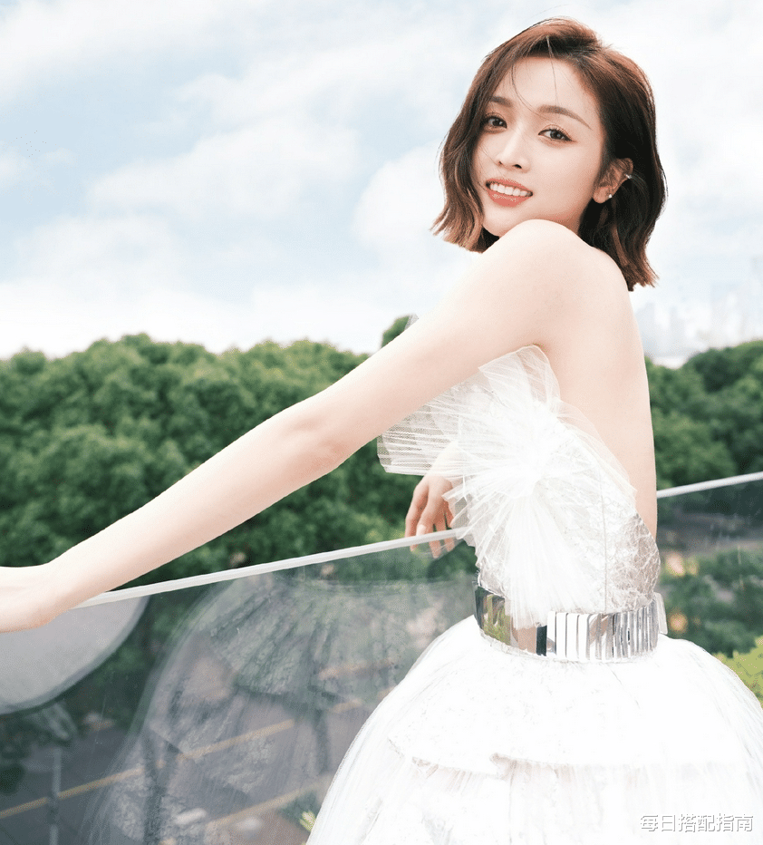 每日搭配指南 吴宣仪真是敢穿又会穿!白纱裙贴银箔还露背,不愧是做女团的