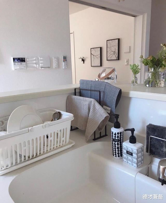 温馨唯美的家居装饰，木质的风情素静优雅，小众的生活环境